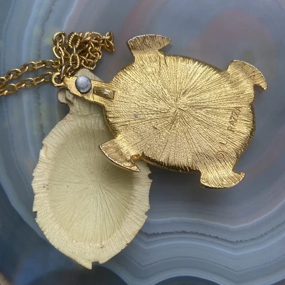Vintage 1960’s L.Razza Turtle Mirror Pendant - Picture 9 of 16